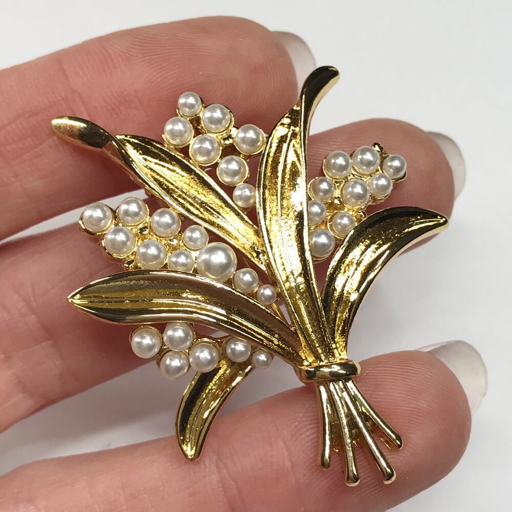 VTG Crown Trifari Signed 2in Faux Pearl Hyacinth Flower Gold Tone Pin Brooch